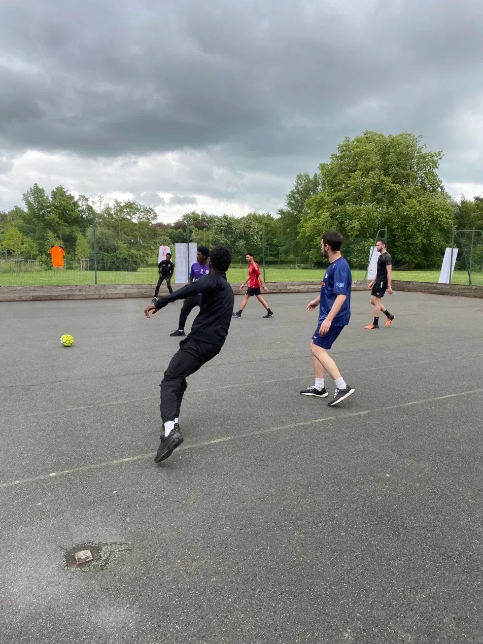 Joueurs en plein match sur un city stade à Amiens.