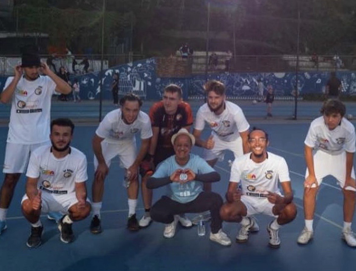 Équipe StreetFoot réunie sur un city stade à Paris