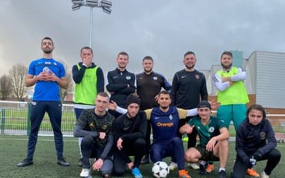 Équipe de joueurs StreetFoot posant sur un terrain synthétique.