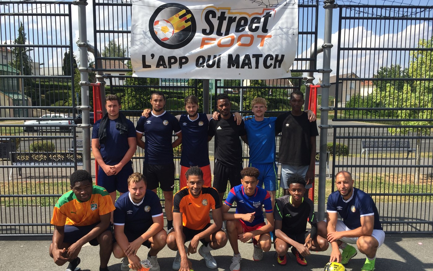Douze joueurs StreetFoot réunis devant un portail, sous la banderole de l'app.